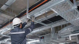 Read more about the article Cara Pasang Kabel Tray di Plafon dengan Standar Instalasi yang Aman dan Efisien