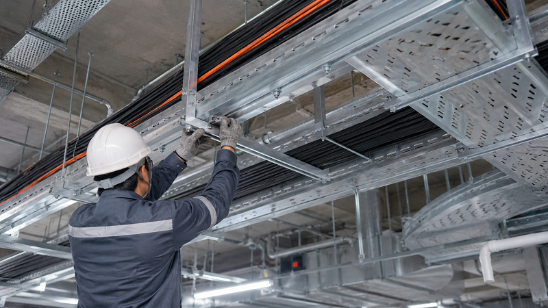 You are currently viewing Cara Pasang Kabel Tray di Plafon dengan Standar Instalasi yang Aman dan Efisien