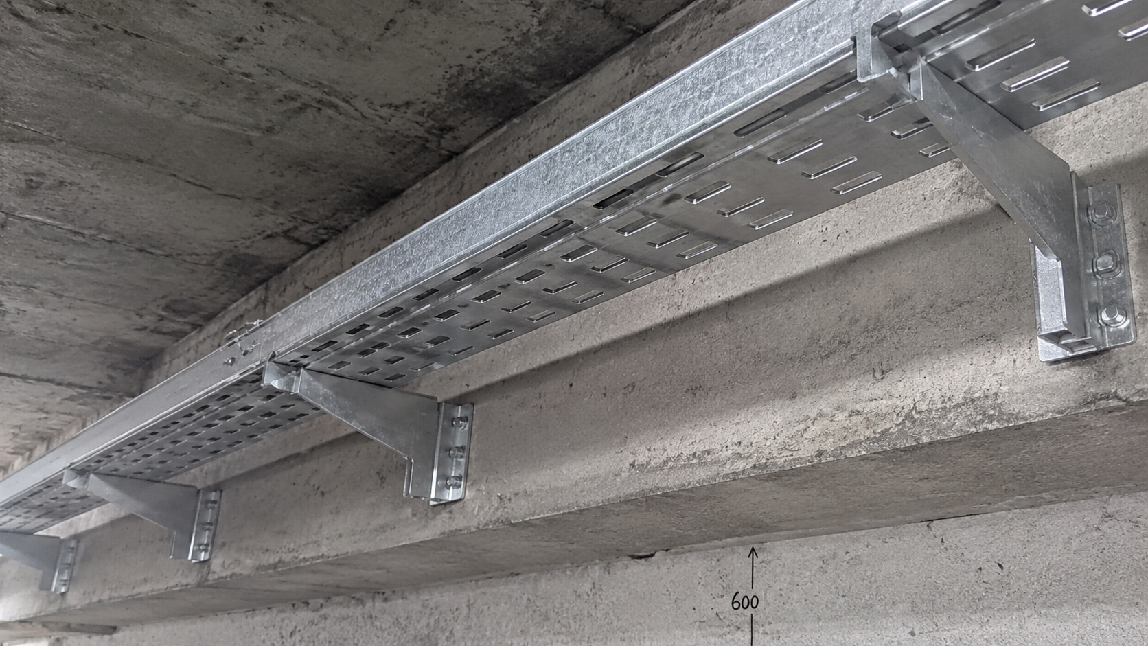 You are currently viewing Panduan Lengkap Dudukan Kabel Tray Beton untuk Proyek Industri Modern